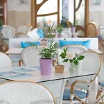 Aurora Hotel